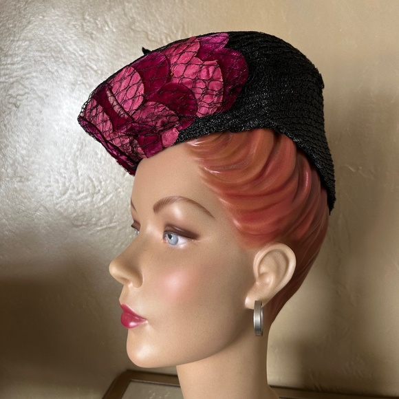 RAVISHING 1930s\' BLACK STRAW HAT WITH VELOUR PETALS COVERED BY VEILING main image 7